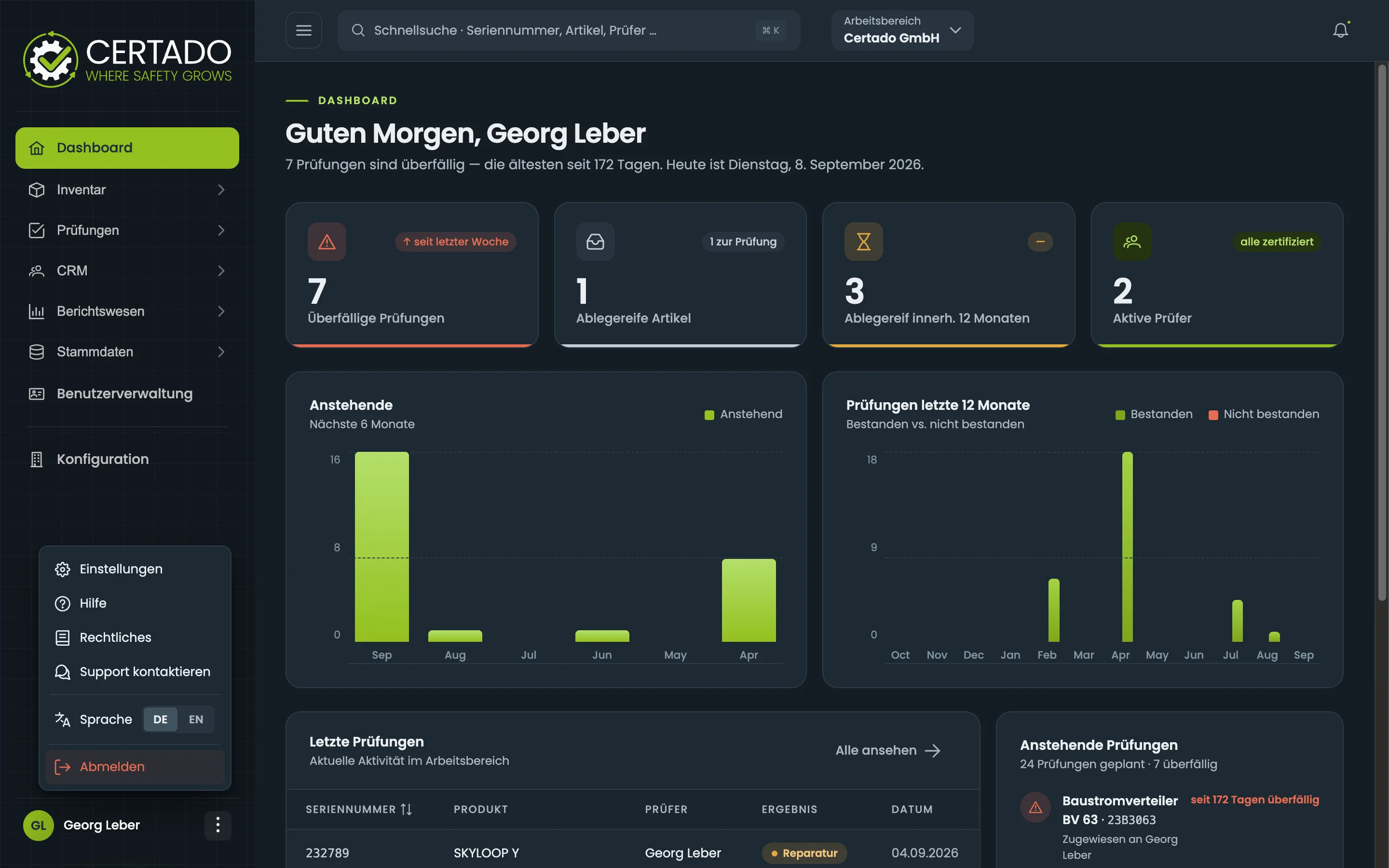 Das Dashboard mit der Seitenleiste links. Unten in der Seitenleiste steht der Name des angemeldeten Benutzers, darüber ist das Benutzermenü geöffnet und zeigt Einstellungen, Hilfe, Rechtliches, Support kontaktieren, die Sprachumschaltung zwischen DE und EN sowie Abmelden.