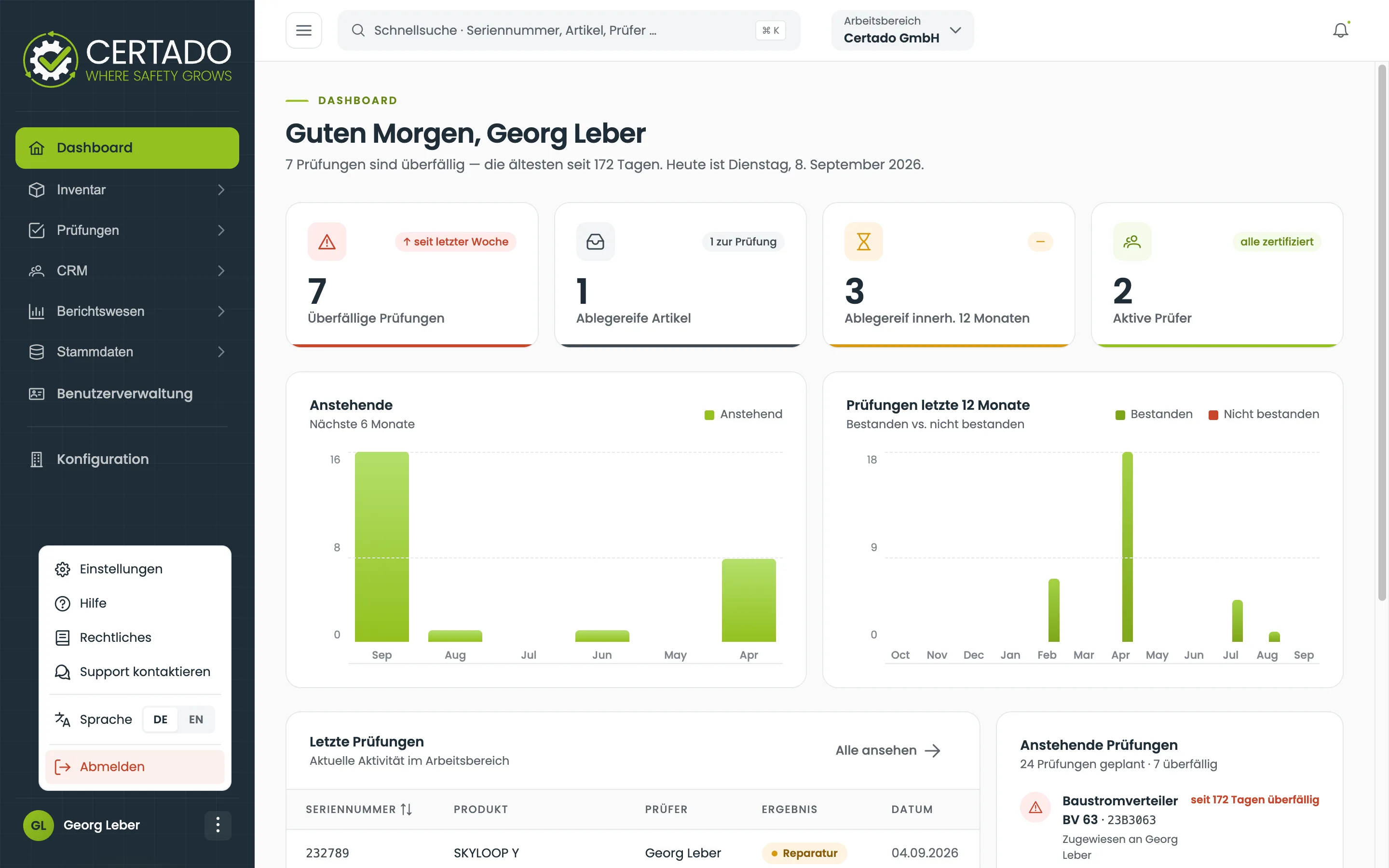 Das Dashboard mit der Seitenleiste links. Unten in der Seitenleiste steht der Name des angemeldeten Benutzers, darüber ist das Benutzermenü geöffnet und zeigt Einstellungen, Hilfe, Rechtliches, Support kontaktieren, die Sprachumschaltung zwischen DE und EN sowie Abmelden.