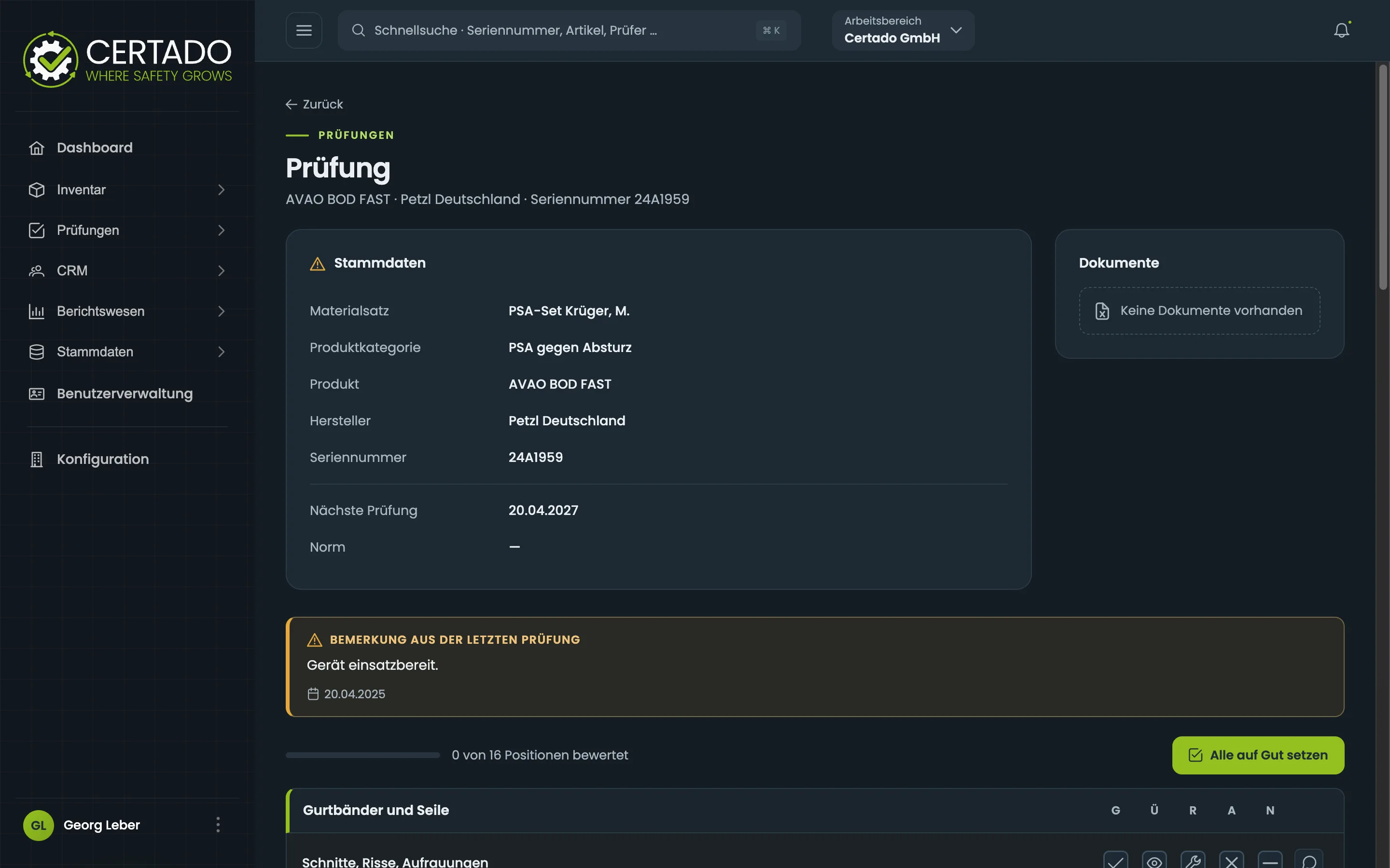 Die Prüfmaske zu einem Artikel. Oben die Karte Stammdaten mit Materialsatz, Produktkategorie, Produkt, Hersteller, Seriennummer, nächster Prüfung und Norm, rechts daneben die Karte Dokumente. Darunter die Bemerkung aus der letzten Prüfung, die Fortschrittsanzeige mit null von sechzehn bewerteten Positionen und der Beginn der Kriterienliste.