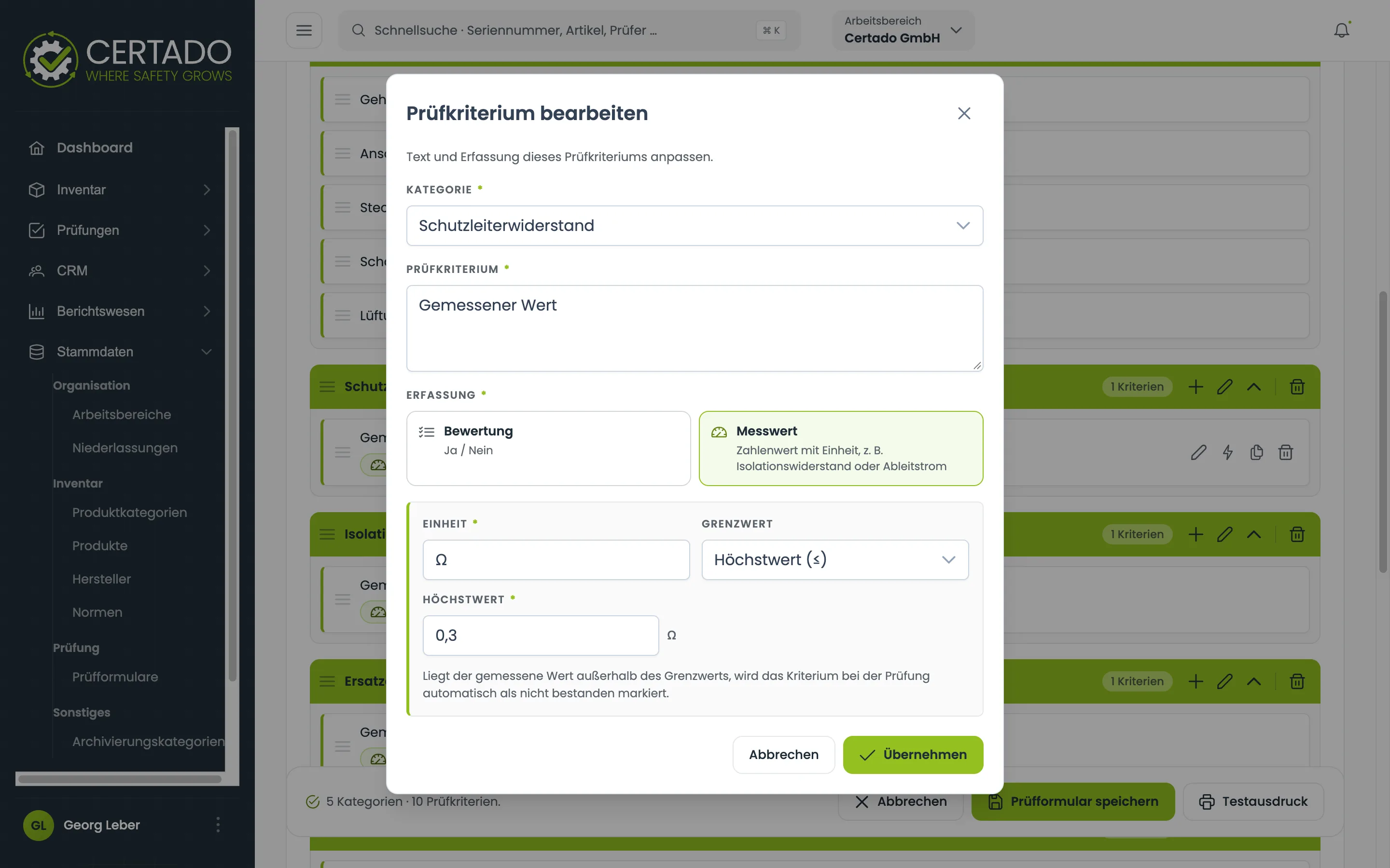 Der Dialog Prüfkriterium bearbeiten mit Kategorie und dem Text des Prüfkriteriums. Unter Erfassung stehen Bewertung und Messwert zur Wahl, ausgewählt ist Messwert. Darunter erscheinen die Felder Einheit, Grenzwert mit der Auswahl Höchstwert und ein Feld für den Höchstwert selbst.