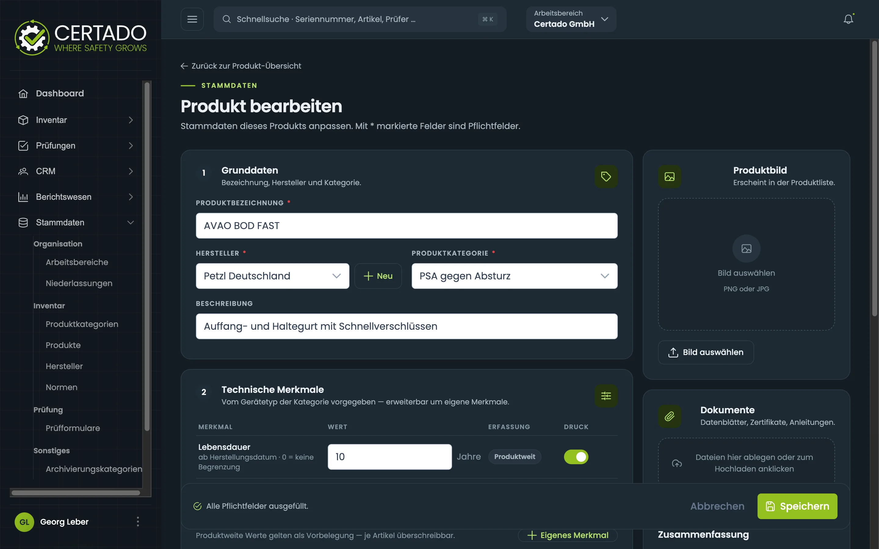 Die Maske Produkt bearbeiten. Links die nummerierten Karten Grunddaten mit Produktbezeichnung, Hersteller und Produktkategorie sowie Technische Merkmale, rechts die Karten Produktbild und Dokumente. Unten eine Leiste mit dem Hinweis, dass alle Pflichtfelder ausgefüllt sind, und den Schaltflächen Abbrechen und Speichern.