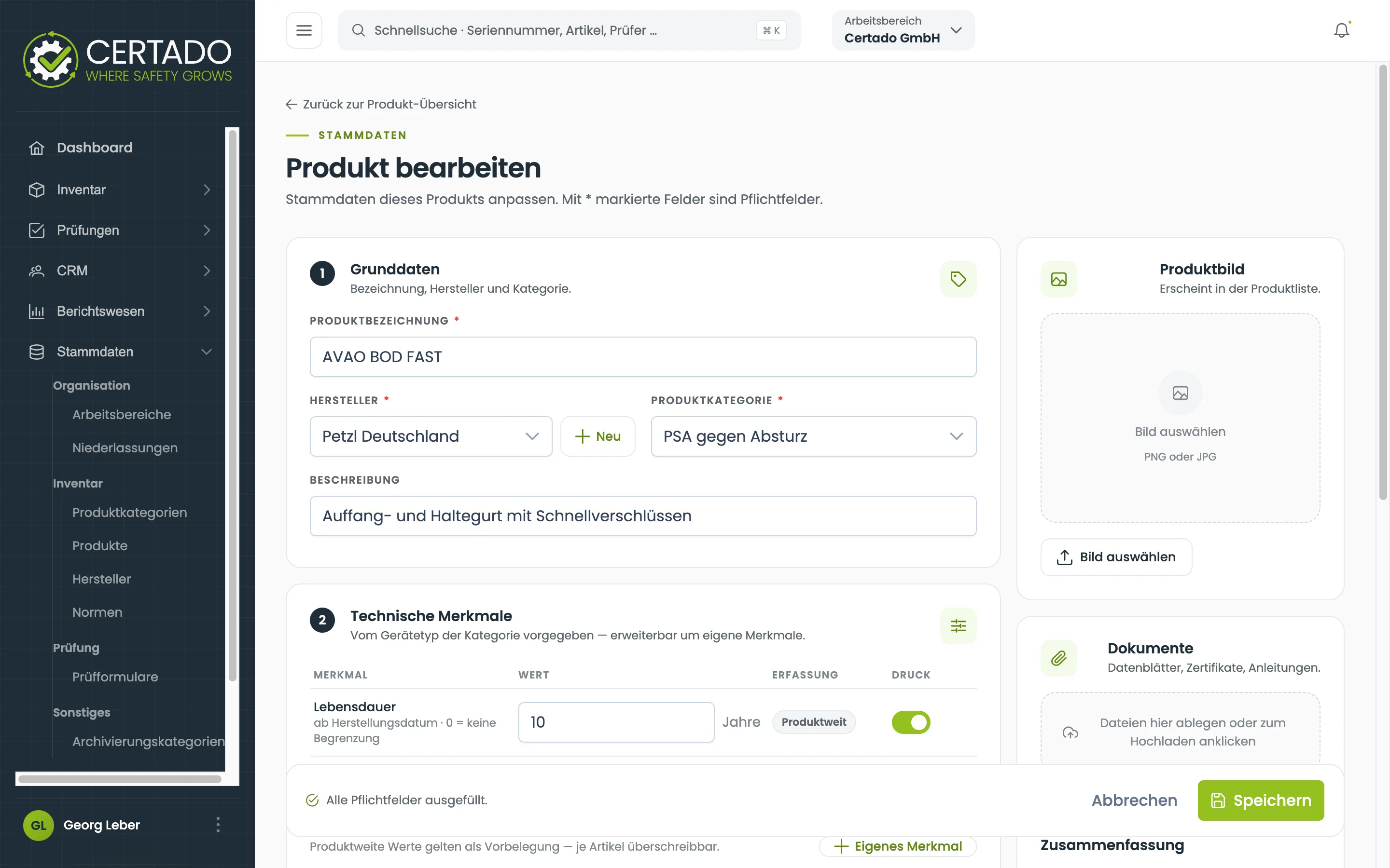 Die Maske Produkt bearbeiten. Links die nummerierten Karten Grunddaten mit Produktbezeichnung, Hersteller und Produktkategorie sowie Technische Merkmale, rechts die Karten Produktbild und Dokumente. Unten eine Leiste mit dem Hinweis, dass alle Pflichtfelder ausgefüllt sind, und den Schaltflächen Abbrechen und Speichern.
