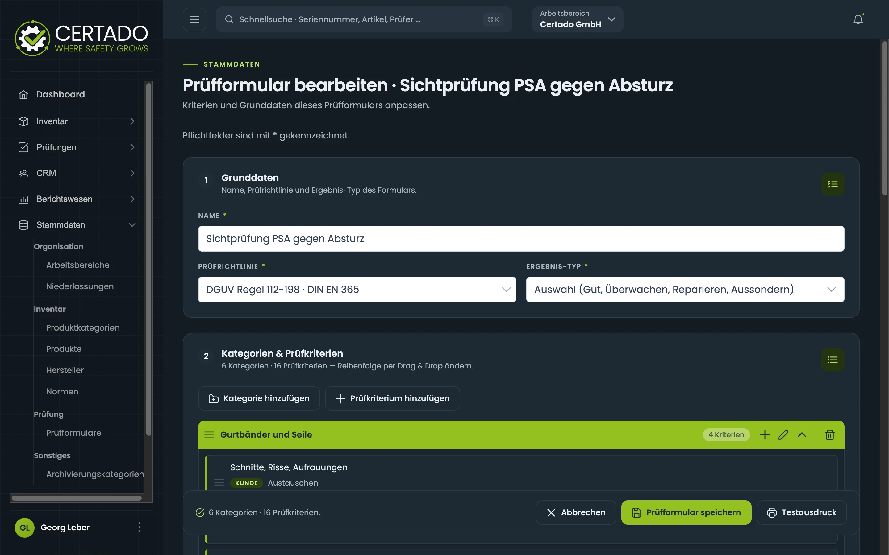 Die Maske Prüfformular bearbeiten. Oben die Karte Grunddaten mit Name, Prüfrichtlinie und Ergebnis-Typ, darunter die Karte Kategorien und Prüfkriterien mit den Schaltflächen Kategorie hinzufügen und Prüfkriterium hinzufügen und der ersten Kategorie samt ihren Prüfkriterien.