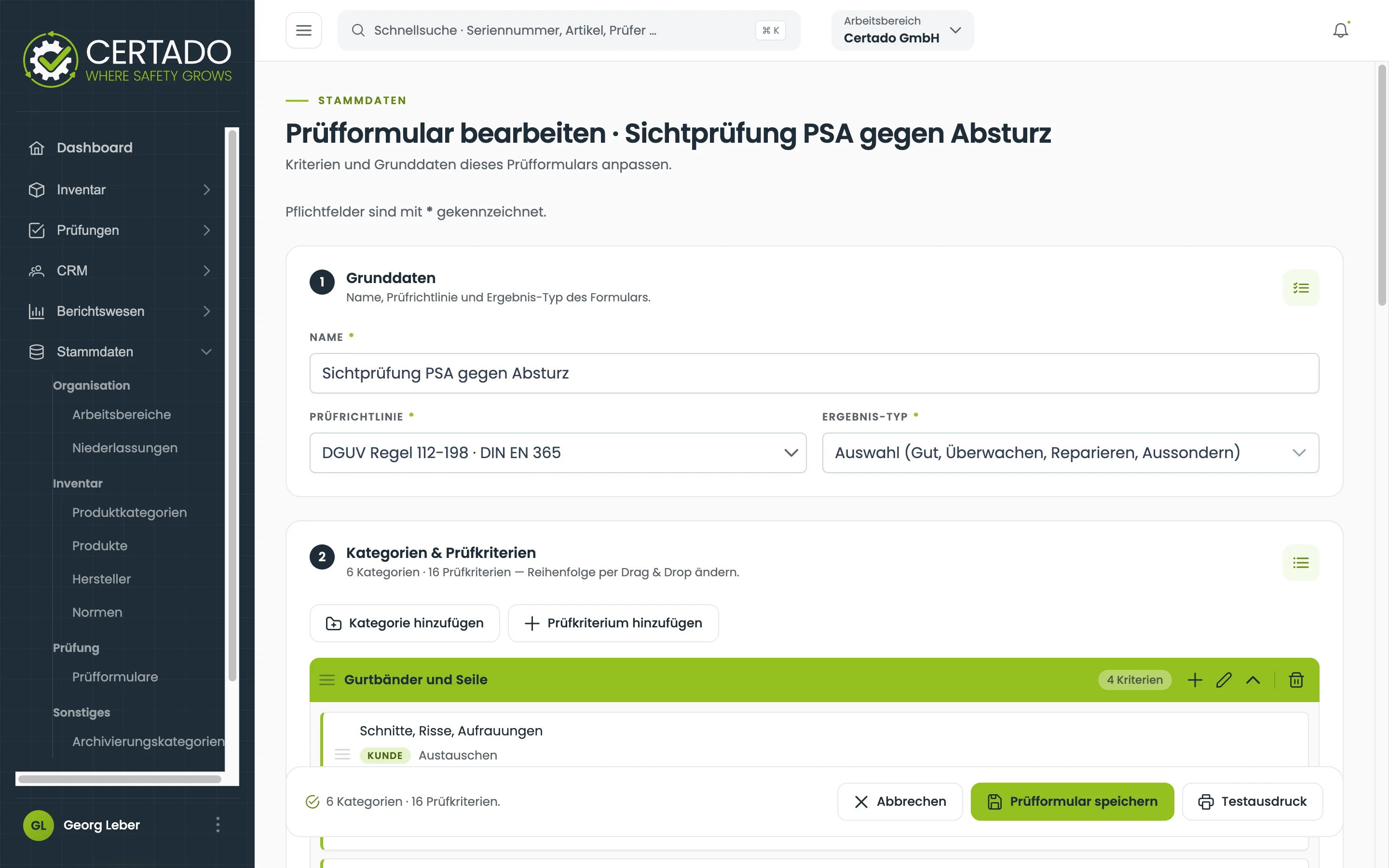 Die Maske Prüfformular bearbeiten. Oben die Karte Grunddaten mit Name, Prüfrichtlinie und Ergebnis-Typ, darunter die Karte Kategorien und Prüfkriterien mit den Schaltflächen Kategorie hinzufügen und Prüfkriterium hinzufügen und der ersten Kategorie samt ihren Prüfkriterien.